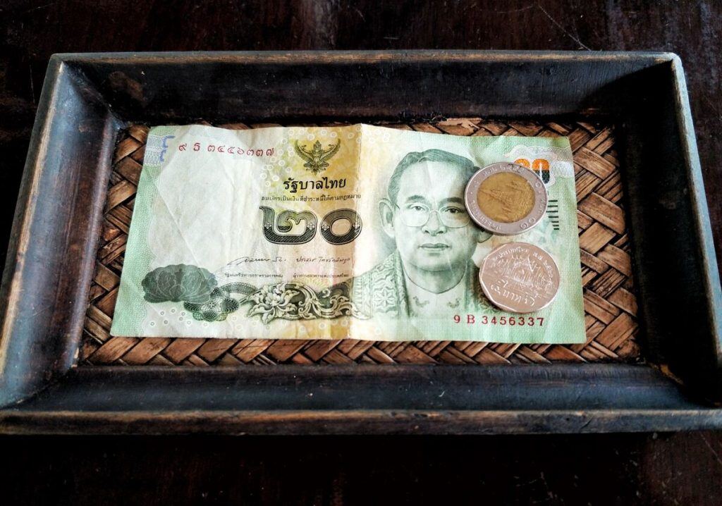 tipping-in-thailand-is-it-customary-to-tip-in-thailand